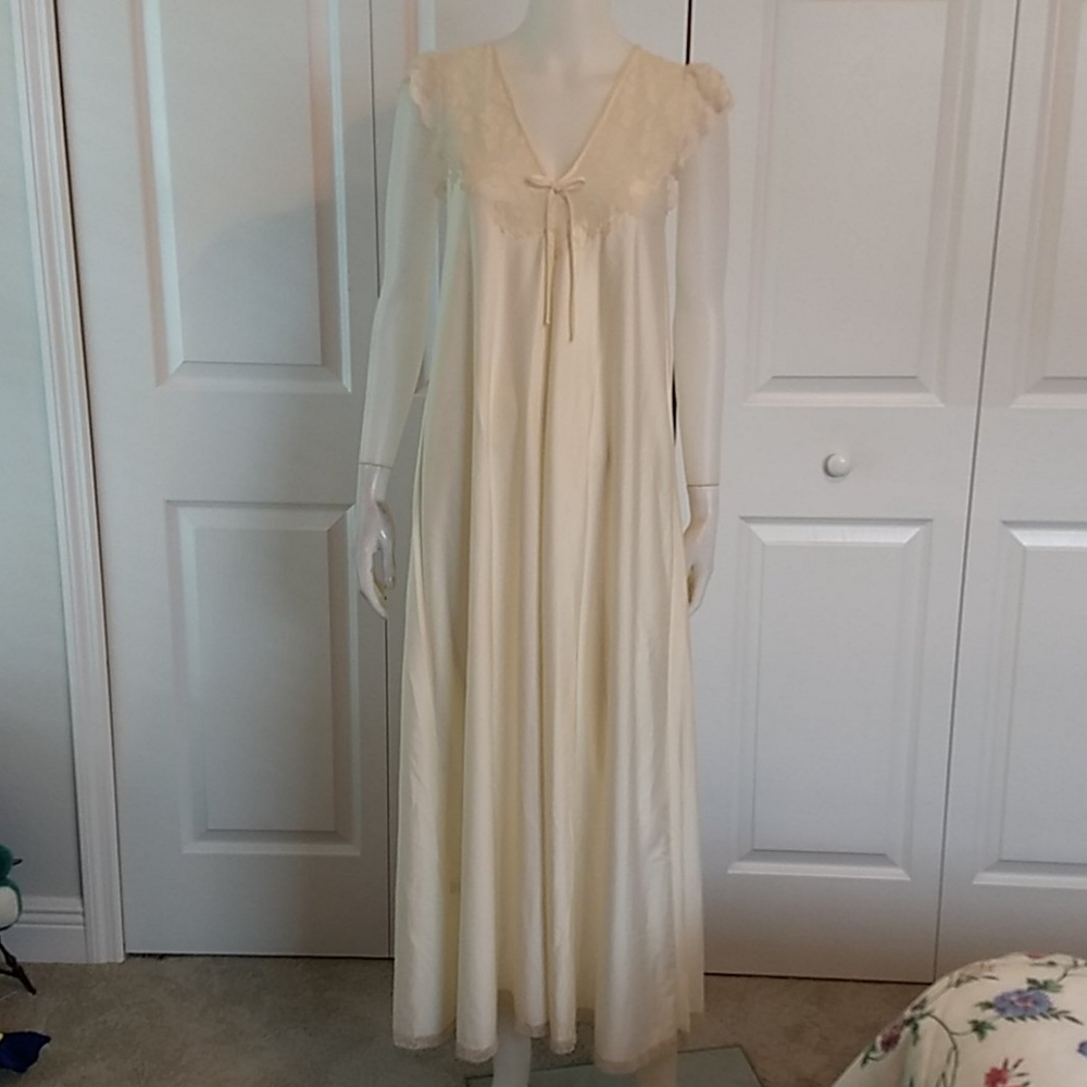 Alice Maloof Cream Nightgown Peignoir Cap Sleeve Petite